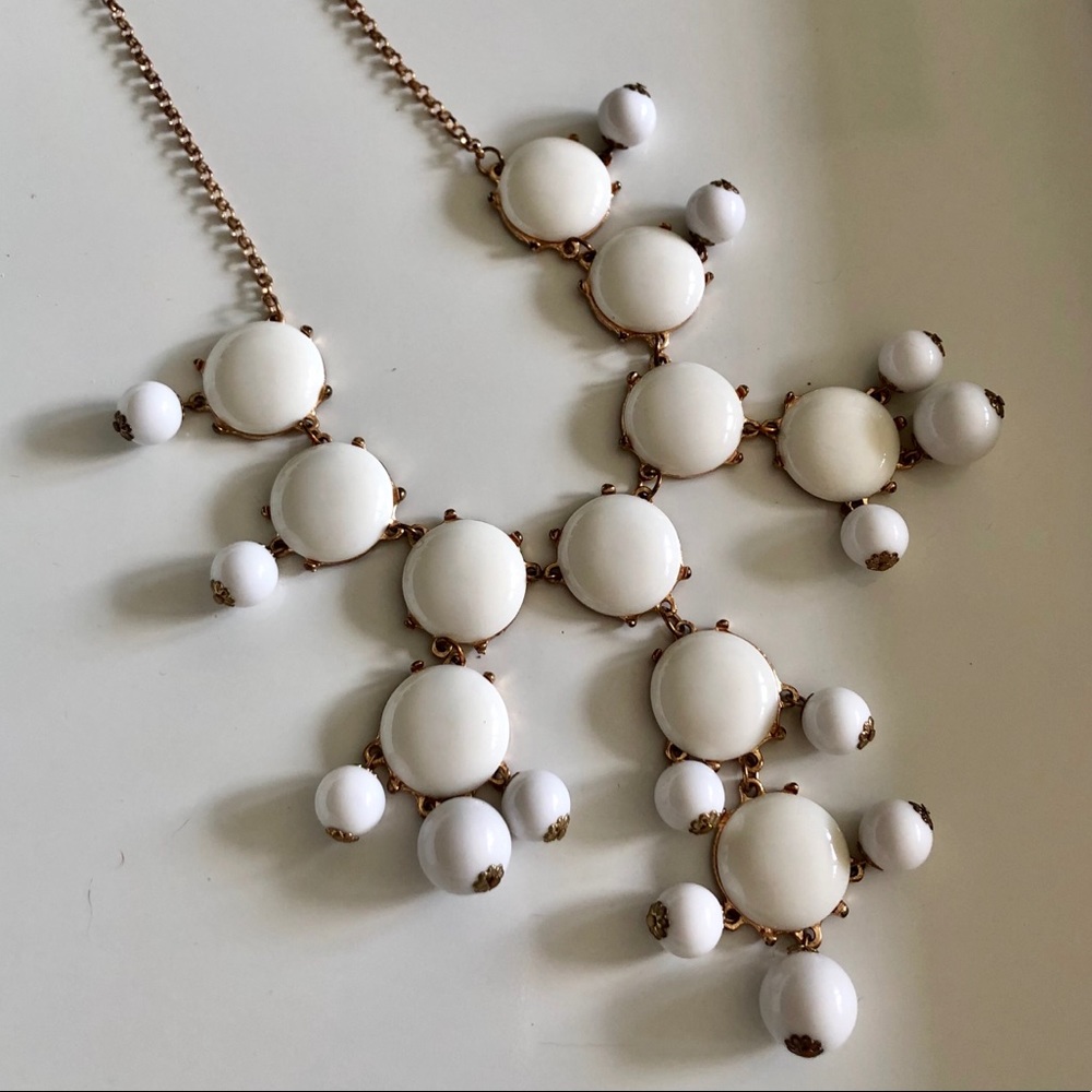 Stylish white & gold necklace w/ adjustable clasp